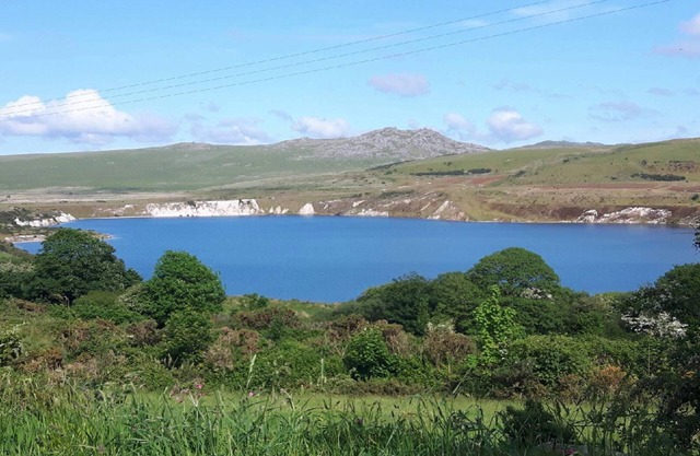 Superbes vues sur les landes ininterrompues sur le lac et Rough Tor