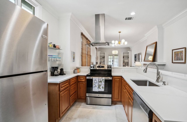 Stunning Uptown Oasis: 3BR/2BA at Audubon Park