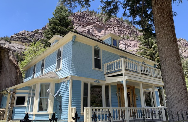 Superbe victorien avec vue sur la montagne et la cascade pour 8 personnes adultes à Ouray, CO