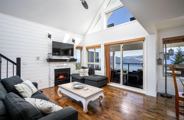 Stunning View at our Gorgeous Cottage Retreat with 3 Decks! Licensed.