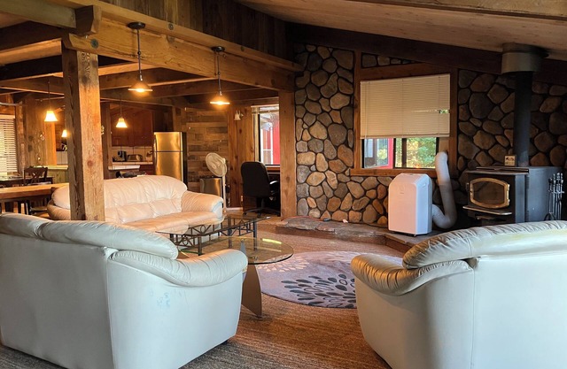 Stunning View, Large Living Room, King bed, 45 acre Redwood Retreat