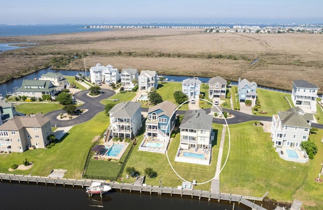 Stunning Views! 5 bed 5.5 bath w/ rec room & pool! Great location~Roanoke Island