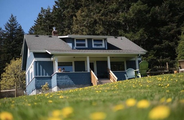 Stunning views, 6-Bedroom Farmhouse with beach access and mooring