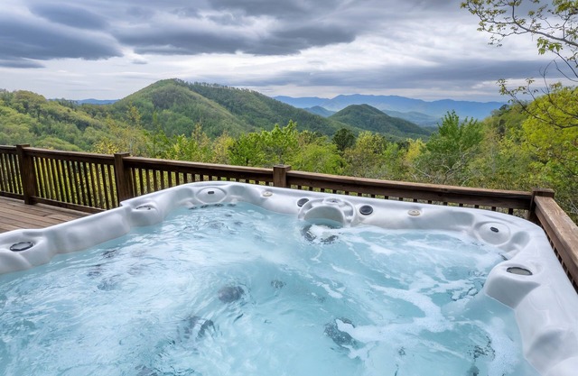 Stunning Views and Hot Tub, at Beary Cozy Cabin