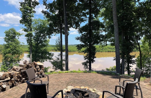 Stunning views from this lakeside cottage. Sleeps 8-11.