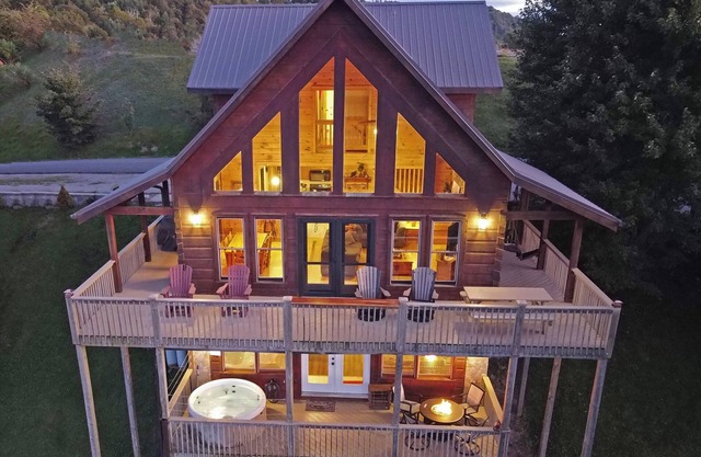 Stunning Views Game Room~4300'~Sleeps 12~Hot Tub~Firepit Table~Hatley Pointe Ski