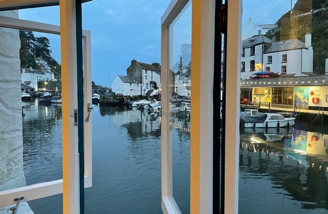 Waterfront 2 bedroom property with superb harbour views.