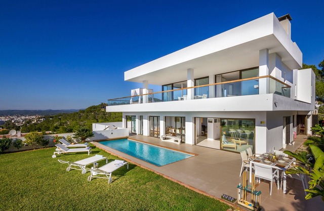 Superbe villa à proximité de la ville d'Ibiza avec vue panoramique sur la mer et le coucher du soleil