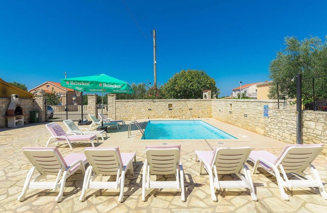 Belle maison de vacances pour 16 personnes avec climatisation, piscine privée, WIFI et terrasse