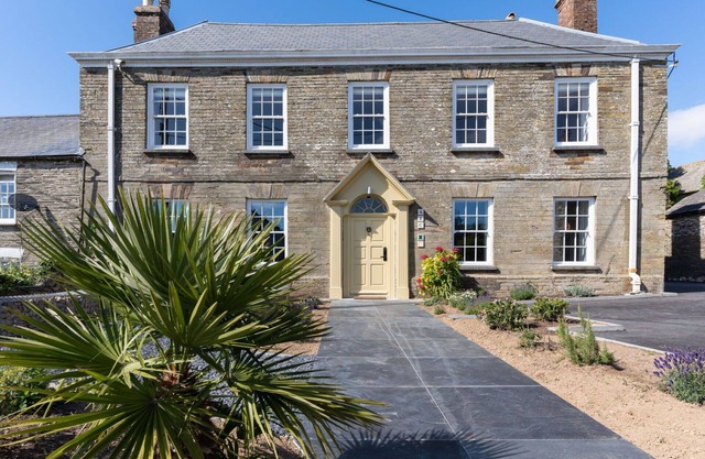 Stunning villa for 19 people with WIFI, hot tub, TV, terrace, pets allowed and parking