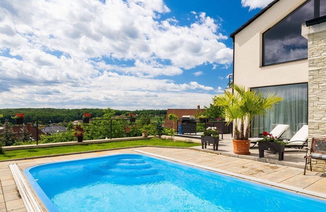 Belle maison de vacances pour 4 personnes avec WIFI, piscine, TV, balcon, vue panoramique et parking