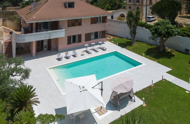 Maison de vacances avec bain à remous, WIFI, piscine privée, climatisation, TV, terrasse, parking