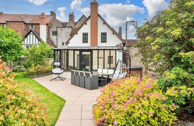 Stunning villa for 8 people with WIFI, hot tub, terrace, pets allowed and parking