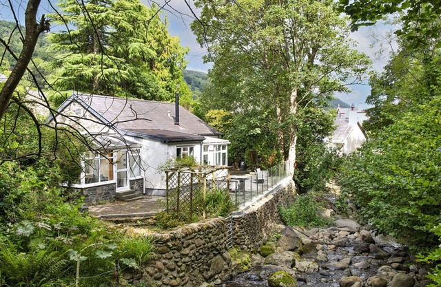 Stunning villa for 5 guests with WIFI, pets allowed and parking