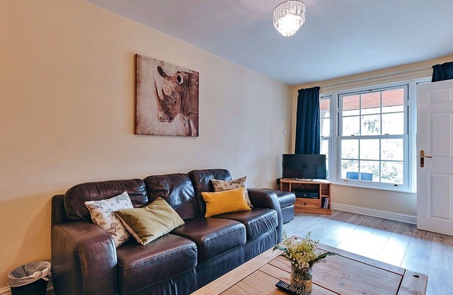 Stunning villa for 2 guests with WIFI, TV, pets allowed and parking