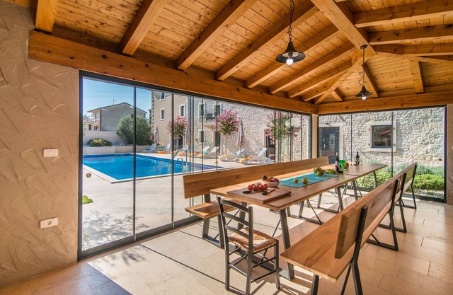 Villa confortable pour 20 personnes avec piscine, cuisine extérieure et sauna