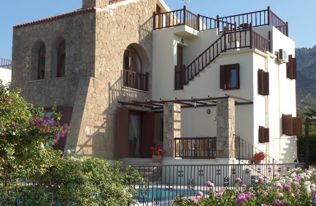 MAGNIFIQUE VILLA AVEC VUE EXCEPTIONNELLE SUR LA MER ET LA MONTAGNE. PISCINE ET JARDINS PRIVÉS