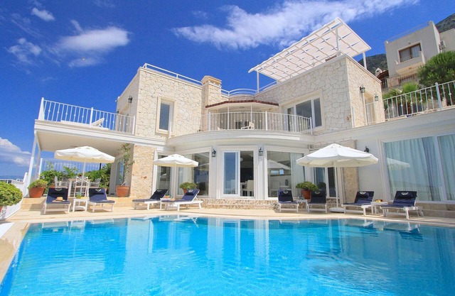 Superbe villa avec piscine et de vastes terrasses des vues magnifiques sur la baie de Kalkan.