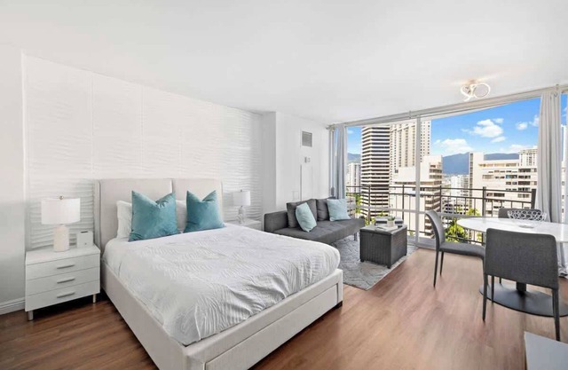Stunning Waikiki Studio - 5 Star Location! Near Beach!