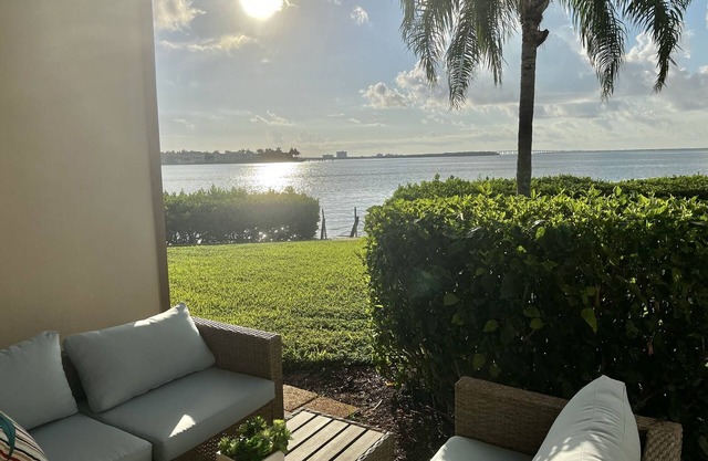 Stunning waterfront 2B/2B close to beaches and downtown is work/play paradise!