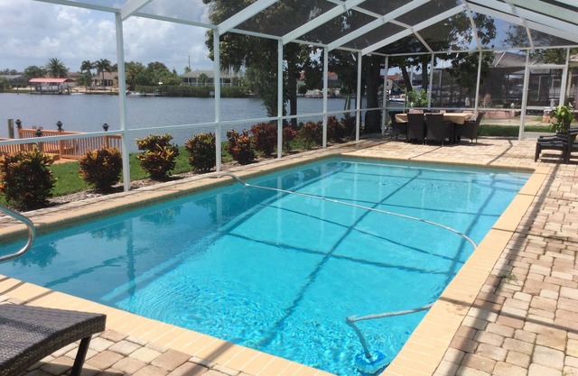 Superbe maison Waterfront 3/2 avec piscine privée / quai / ascenseur à bateaux et vues incroyables