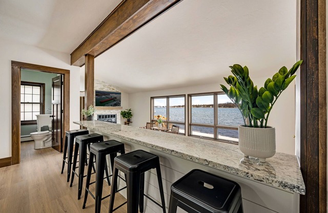 Stunning waterfront location in Sturgeon Bay! Dog friendly!