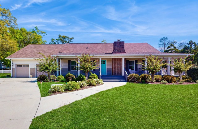 Stunning waterfront coastal home close to the beach and local attractions