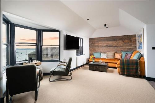 Stunning Waterfront Apartment With Spectacular Views & Parking at 'CAPTAINS LOFT'