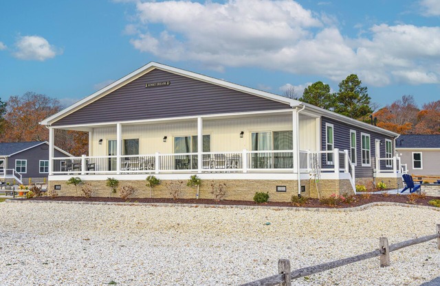 Stunning-waterfront, beach, pools, family fun