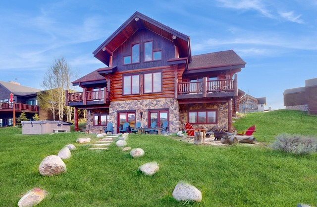 Stunning waterfront home w/ beautiful mountain views, private hot tub