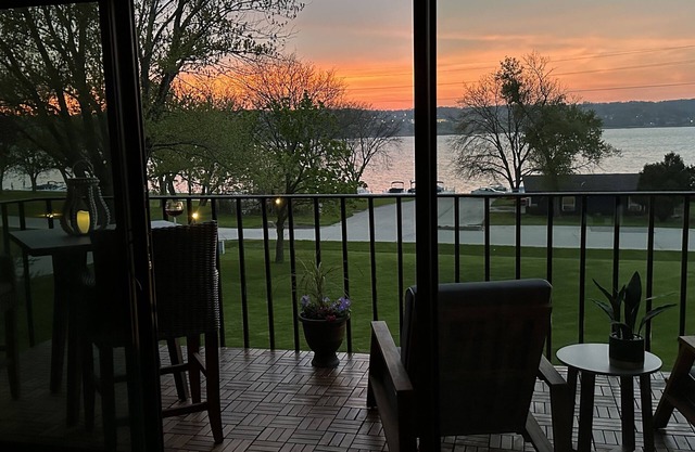 Stunning Waterfront views & cozy fireplace on the shores of Lake Como. King bed.