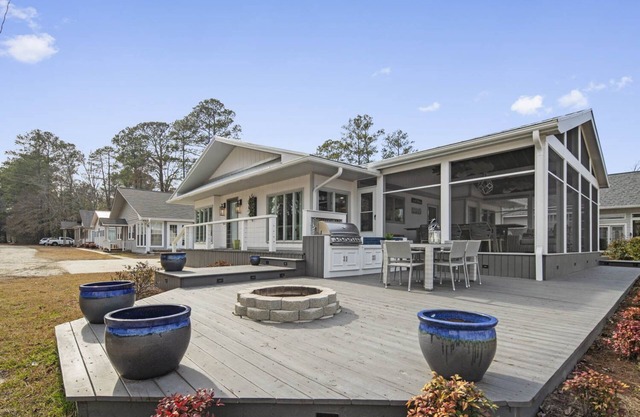 Beautiful Waterfront Retreat with Many Amenities