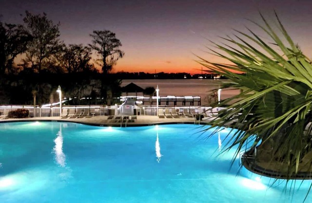Stunning Views, 1 mile to Disney, 2 bath, Sleeps 6