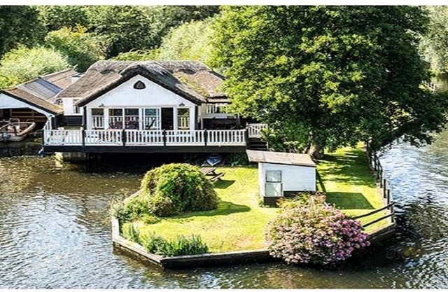Superbe maison de vacances Wroxham sur la rivière Bure avec bateau privé pour 10 personnes