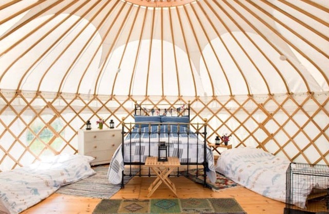 Stunning Yurt 'Pencarrow' with hot tub close to hidden coves
