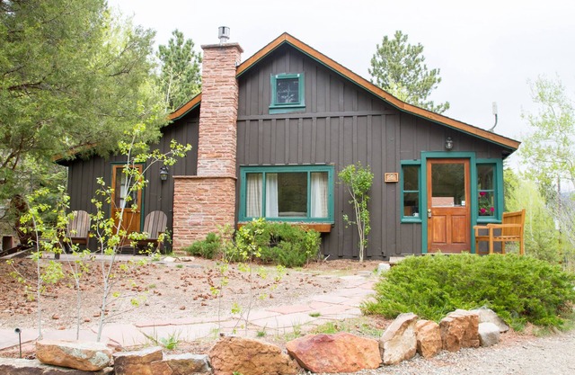 Cabina increíblemente hermosa en el río Big Thompson en Estes Park, Co
