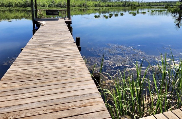 Sturgeon’s Riverfront Hide-Away - 30 min to beach