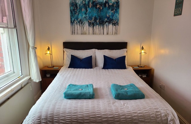 Modern 1-bed Dog-friendly Flat With Lovely Views & 5 Mins Walk to Town & Beach!