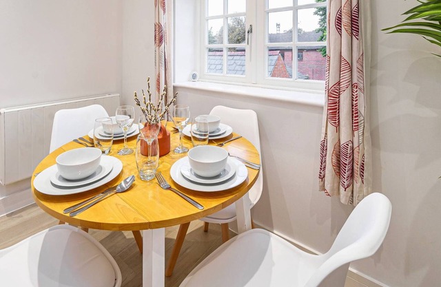 Modern 1 Bed 1 Bath APT in Aldershot with Parking