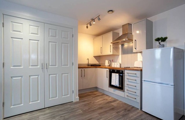 Stylish 1 Bed with parking, close to CC
