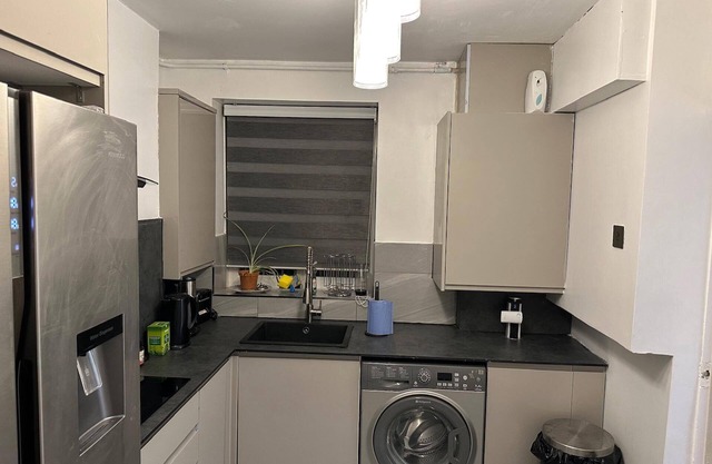 Stylish 1BR Apt w/ Fireplace & High-speed Wifi