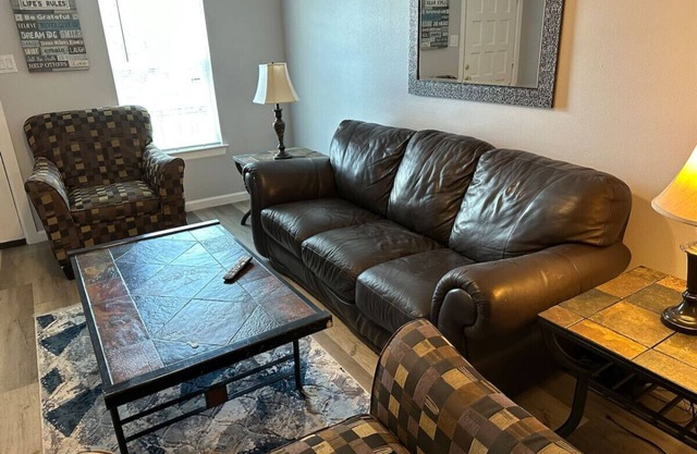 Stylish 1BR Condo with Pool - Medical Center Area