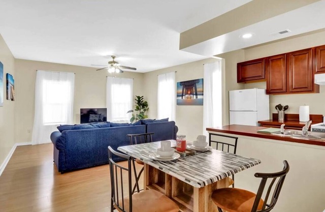 Stylish 1BR: Prime Location