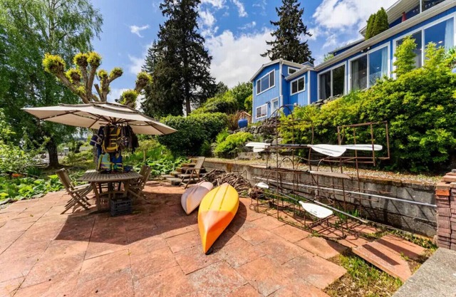 Stylish 1BR Waterfront Cottage w/Garden & Fire Pit