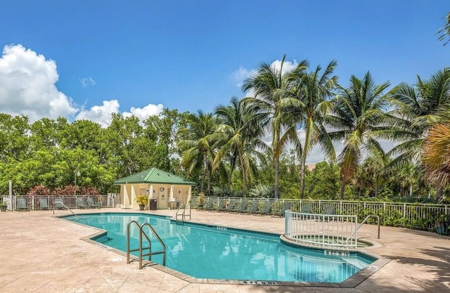 Stylish 2/2 pool/gym/tennis/hot tub