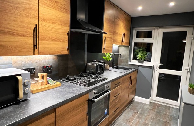 Stylish 2 Bed house fully furnished, free parking