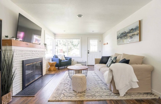 Stylish 2-bd Home, Blocks to Shops & Light Rail