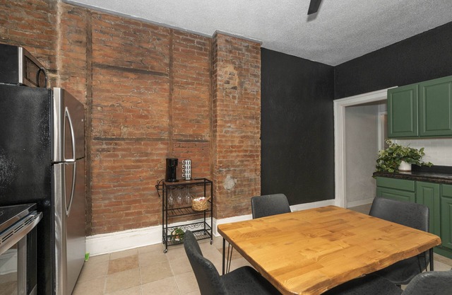 Stylish 2 BDR Duplex in Walnut Hills! Close to All Attractions, Walk to Dining