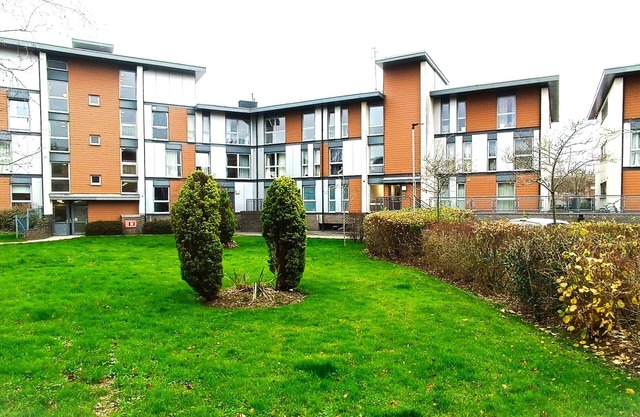 Stylish 2-Bed 2-Bath Near Gatwick and Town centre