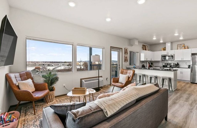 Stylish 2 Bed 2 Bath Near Perry District & DT!